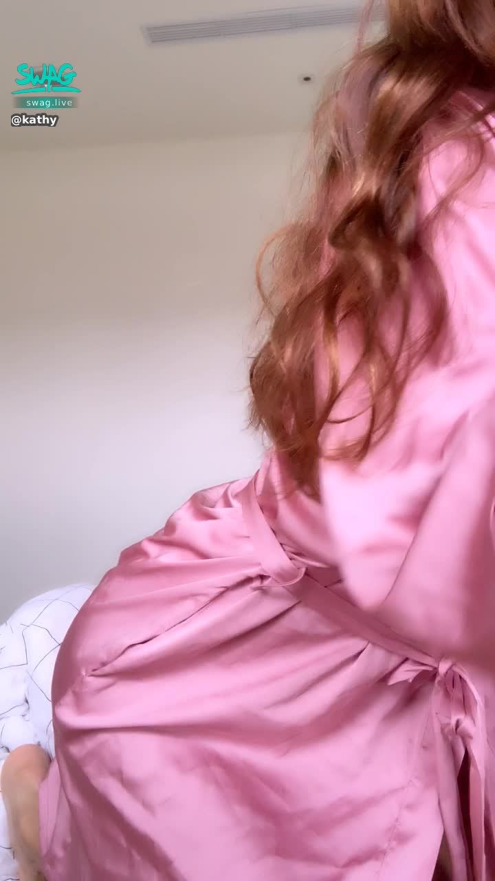 k***y : 今天的睡袍和內褲表演🙈💗
