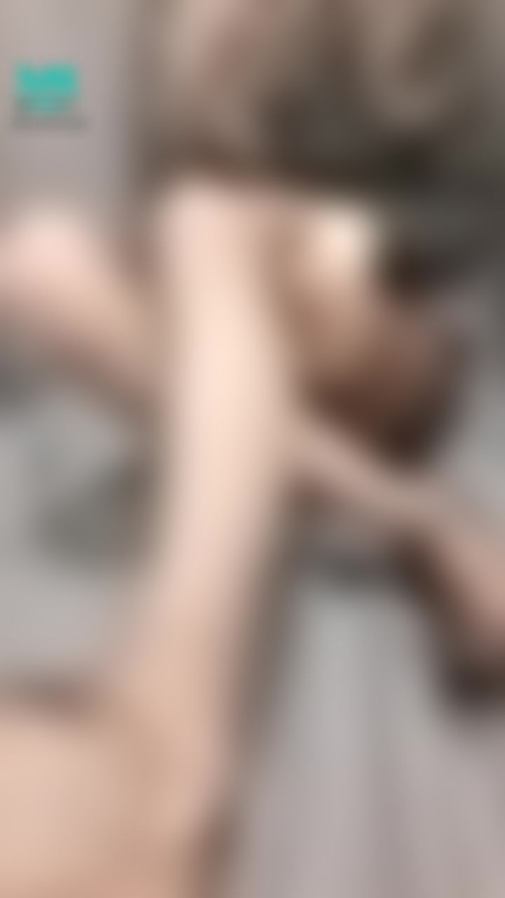 l*******n : *學生妹-絲襪長腿系列*
好冷哦，可以溫暖我嗎🥺🥺
毛毛太多跑出來了😳😳