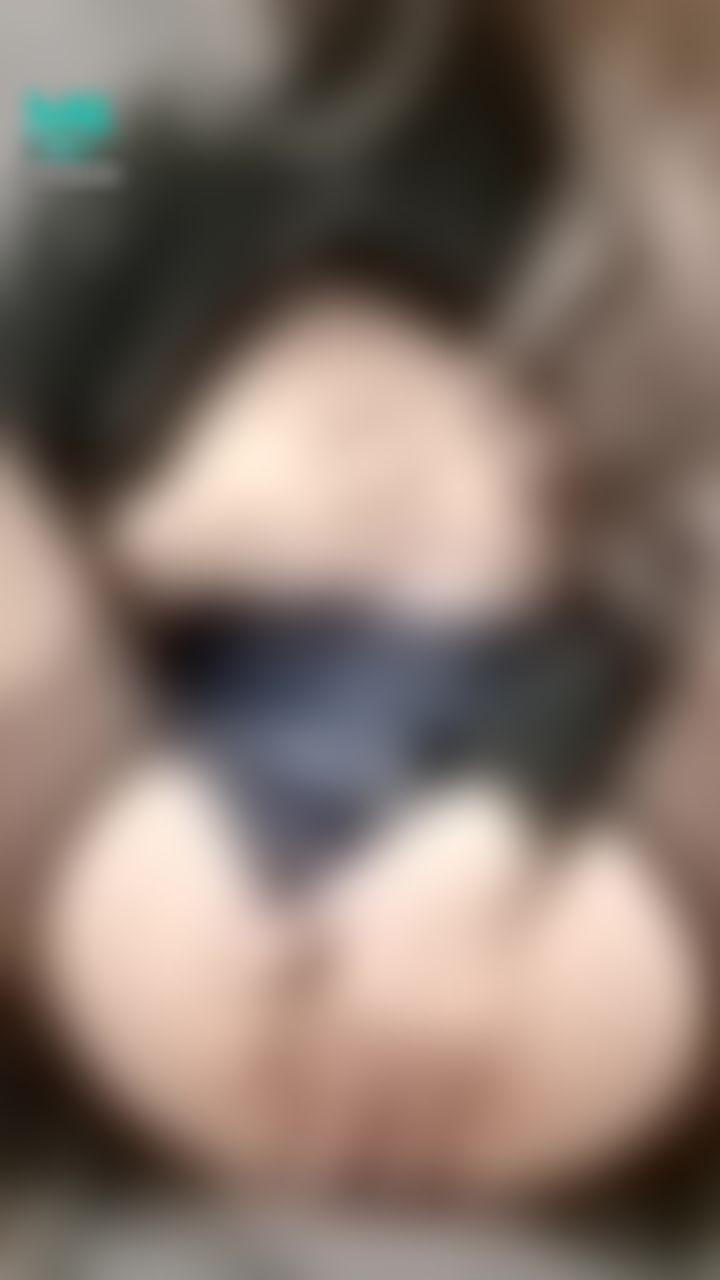 l*******n : *學生妹-自慰系列*
胸部小穴一起按摩☺️
我按胸部，小穴撐開給哥插。