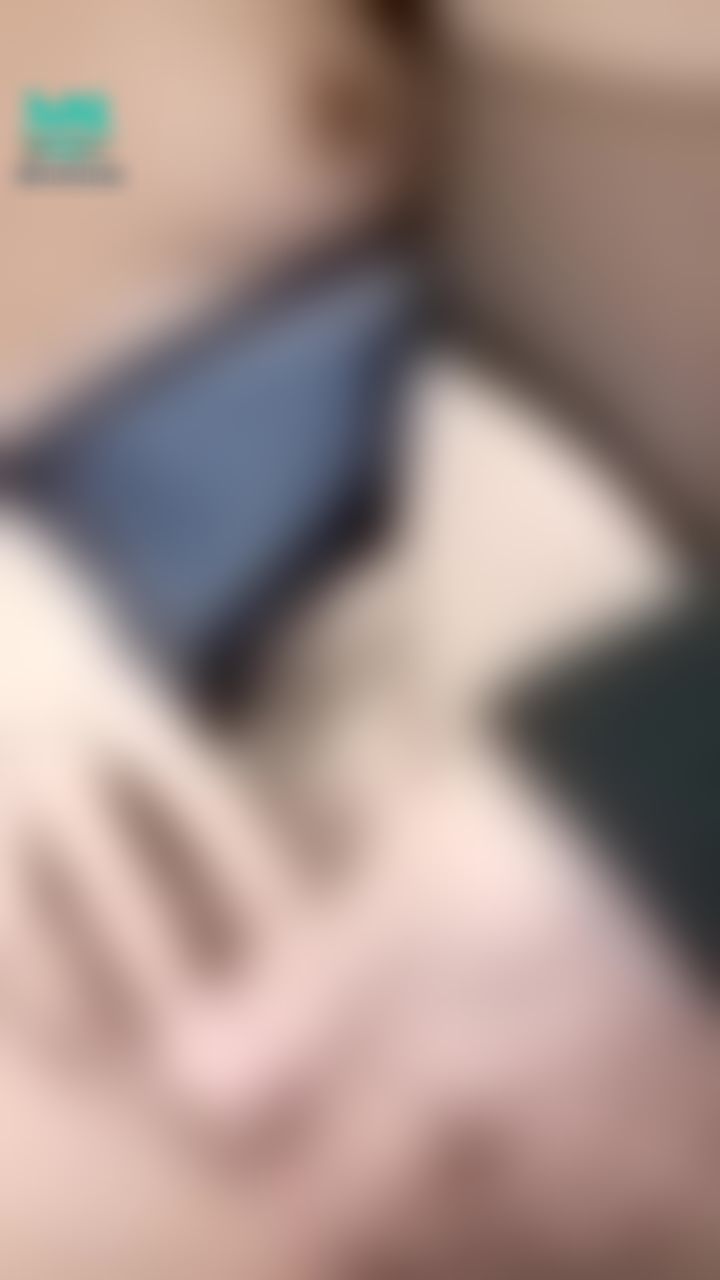 l*******n : *學生妹-自慰系列*
哥哥把妹妹的腳放在哥哥肩膀上
快要高潮了，哥哥再用力一點
妹妹要不行了😫😫😫