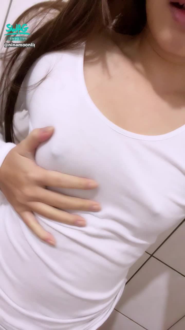 ninamoonlight : 穿白色發熱衣不穿內衣，奶頭都被看光了