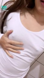 ninamoonlight : 穿白色發熱衣不穿內衣,奶頭都被看光了