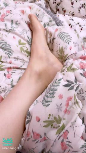  : 腳腳露出棉被外面就好冷哦🥶
一點都不想動😭可是肚子好餓怎麼辦😩