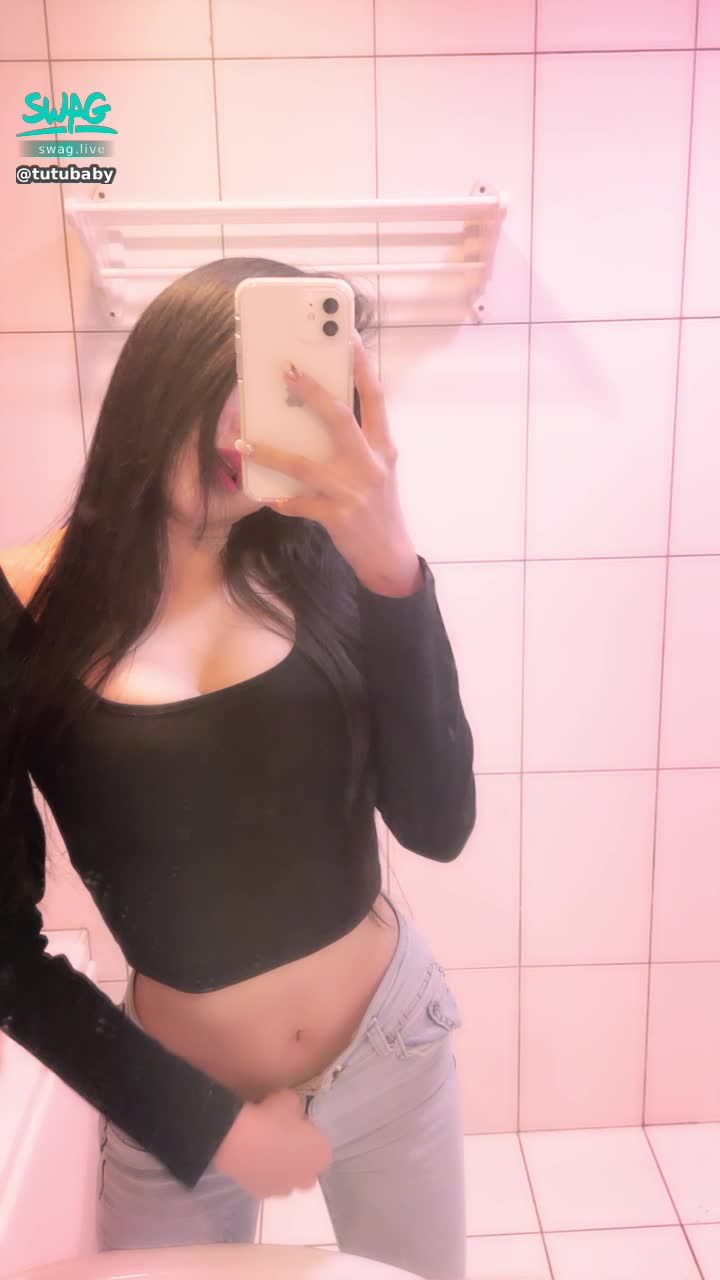  : I secretly took off my pants in the toilet outside and showed you today's panties 😗❤️