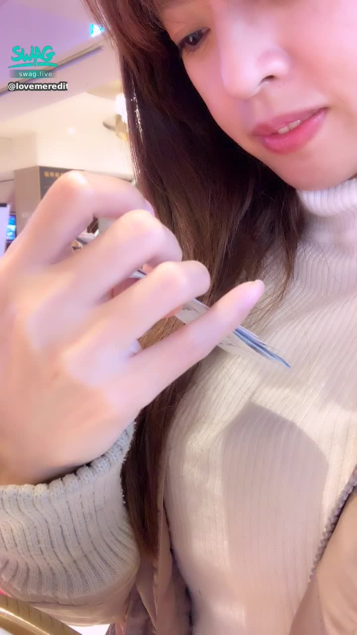 lovemeredith : 🎬
剛看完孤味，中年人好像會比較喜歡看，看的比較有感觸啦，猜薇薇沒鄒紋的素顏，我幾歲呀？
🤔

🧝🏻‍♀️美騷vivi的第一隻長片粉粉請享用
，喜歡麻煩幫我按讚👍
https://go.swag.live/P9hksoBFhiXaYkGs8

㊙️包月vip

⚜️約會有2️⃣種

🗽直刷約會⏩別墅🏡*3️⃣

🎟抽籤約會 
1/16 00:00 -1/22 23:59
找vivi快活約會🗣
送1️⃣籤送2部vivi甜美淫蕩片
送3️⃣0️⃣支籤送包月vip騷浪蕩淫片1個月
送6️⃣1️⃣支籤送保底約會1次
5️⃣0️⃣籤抽1粉就能和我甜蜜約會呦

💎
「不管做什麼事情就要專心、要用心，這樣所有事情才會順利，這就叫做『孤味』。」
🎀

⭐ 晚上22:00-00:00來直播間壞壞
     送睡衣👙，讓你射好舒服睡😴
      ♥️加開00:00-0800時段♥️
⭐️約會直接談，不囉嗦🤗
⭐️新老粉💦濕訊，送高跟鞋👠、約會籤🎁
     或抬槓6️⃣句送大尺現拍私藏片