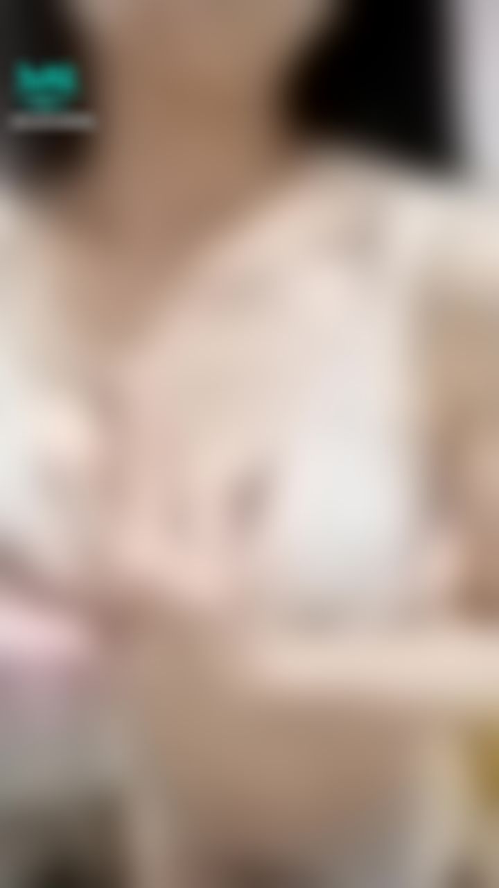  : 🔥低鑽福利/ 白皙的雪乳，直挺挺的奶頭，想要哥哥揉揉~🥺