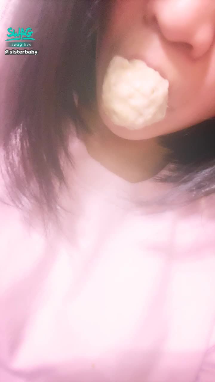 cutewawa : 😍猜猜我在吃什麼😘😘