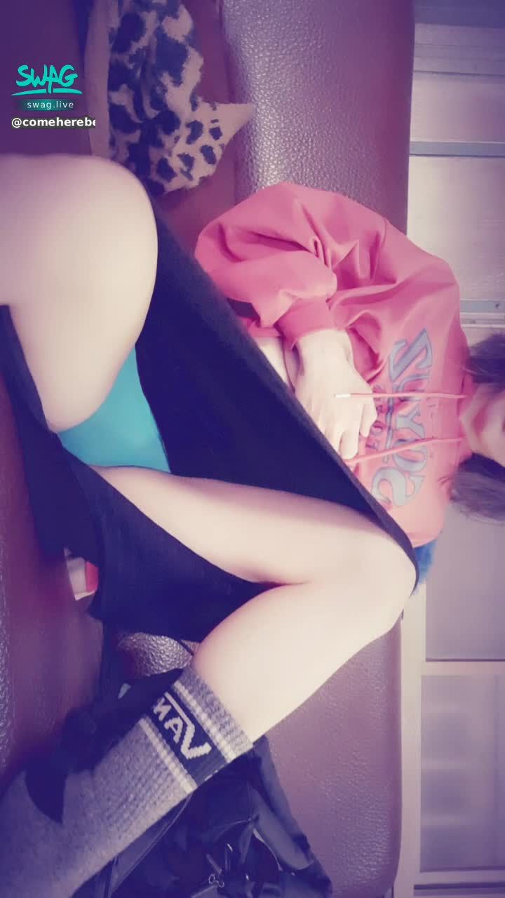 c**********e : 放肆的把腳放桌上～搓揉自己的下體。