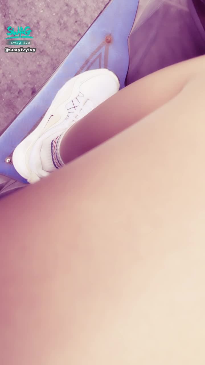 sexyivyivy : 今天穿這樣出門可以嗎😈😈😈
雖然很冷