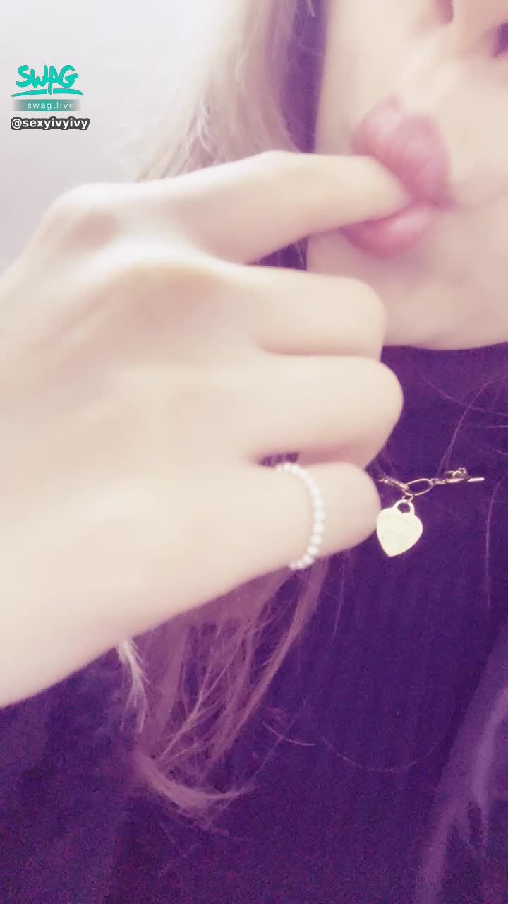sexyivyivy : 寶貝要準備吃什麼午餐😈😈😈
是可以吃了會硬硬的嗎