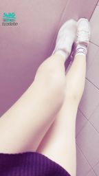 sexyivyivy : 穿透膚絲襪是腿比較白嗎😈😈💕
其實不穿我覺得更白
可能觸感比較好吧😛
不然我腳抬起來你來摸摸看