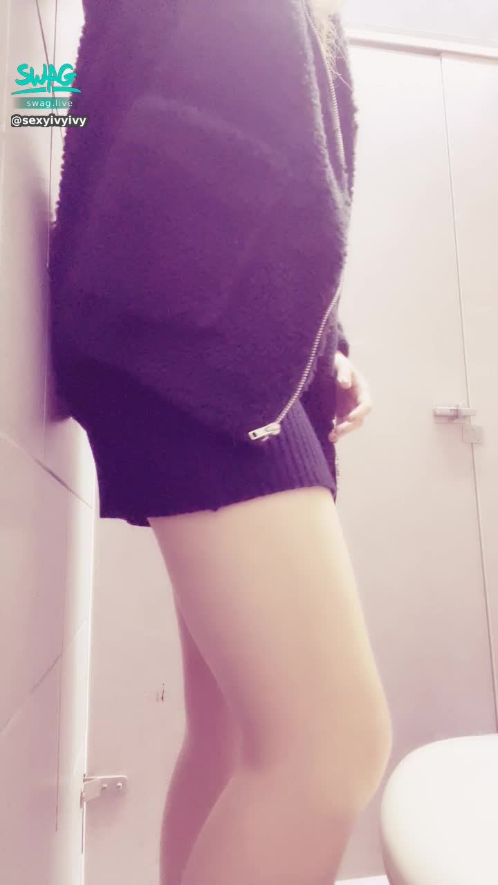 sexyivyivy : 如果這樣在辦公室把腳抬起來綁鞋帶
男同事會偷看嗎🙈🙈🙈