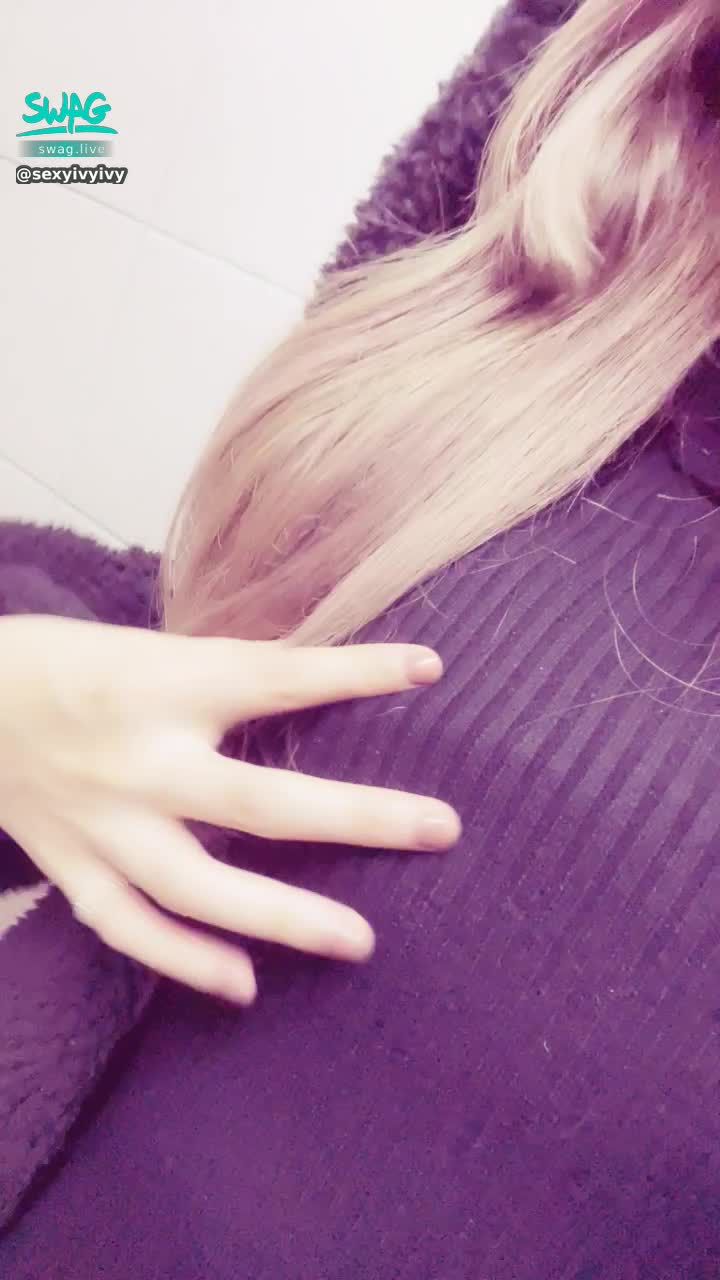 sexyivyivy : 今天穿連身的很像很容易被寶貝拉去廁所壞壞
那這樣掀開衣服
可以誘惑到你嗎🙈🙈🙈