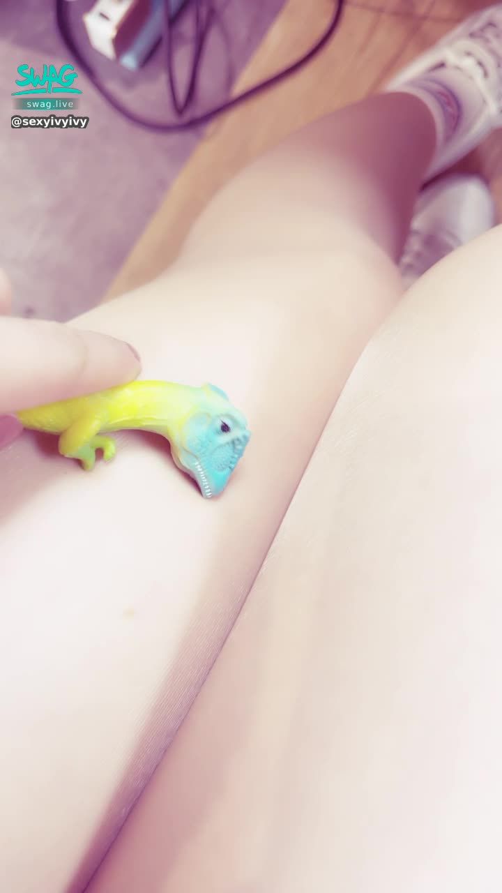 sexyivyivy : 上班的時候壞壞
寶貝是不是想當這隻小恐龍呀😈😈😈
讓人不小心想叫