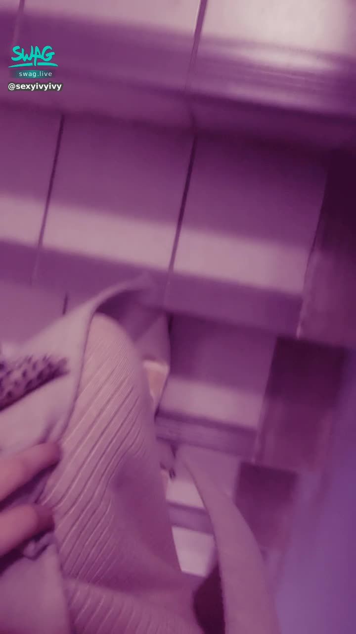 sexyivyivy : 每天爬樓梯上班
會不會比較瘦😛😛😛一種抬腿運動
寶貝要跟我一起運動嗎🐶🐶🐶