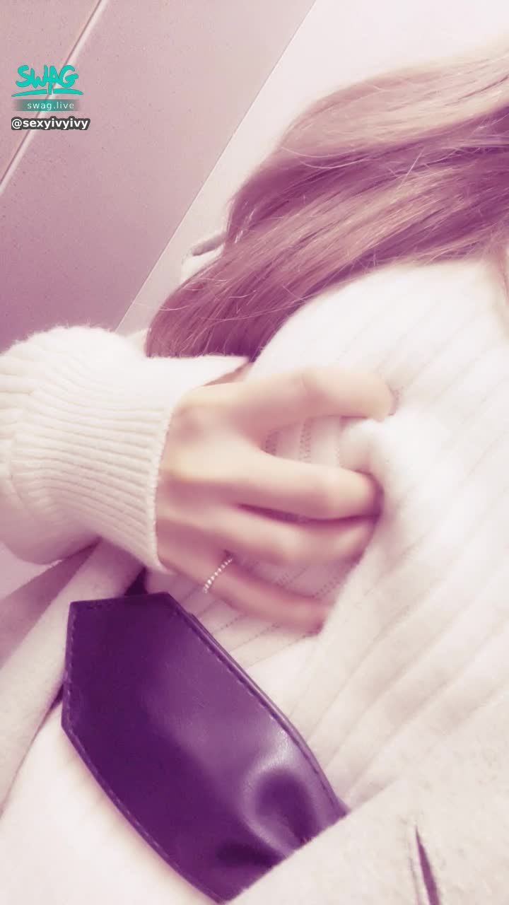 sexyivyivy : 寶貝是不是想解掉我的腰帶
把手伸進去壞壞呢😈😈
不能一次把我的絲襪脫掉喔
壞壞