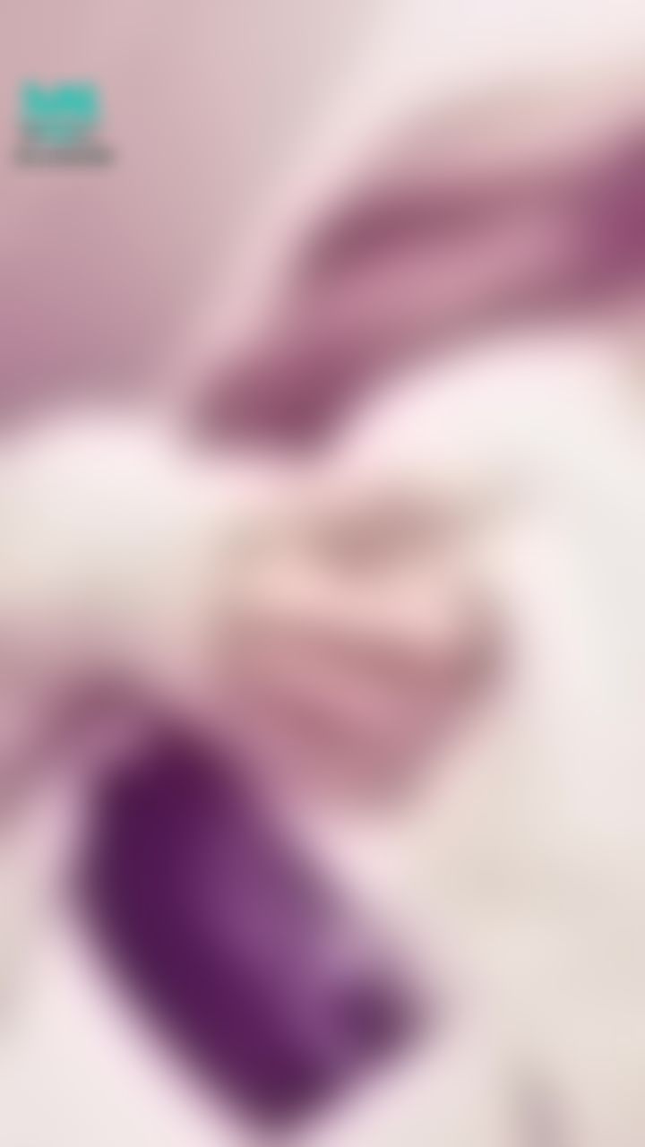 sexyivyivy : 寶貝是不是想解掉我的腰帶
把手伸進去壞壞呢😈😈
不能一次把我的絲襪脫掉喔
壞壞