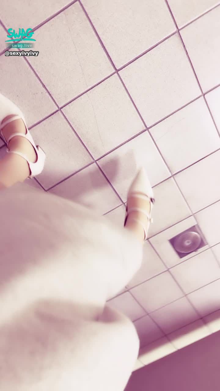 sexyivyivy : 工作累了出來抬腿😈😈😈😈
可以太多高呢
整個不理會同事在裡面上廁所
直接拍拍👠👠