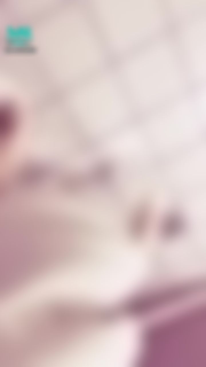 sexyivyivy : 工作累了出來抬腿😈😈😈😈
可以太多高呢
整個不理會同事在裡面上廁所
直接拍拍👠👠
