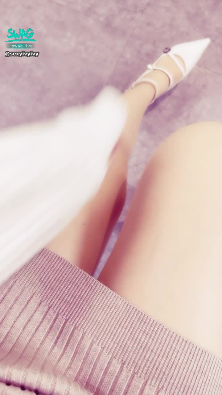 sexyivyivy : 加班加到腿好漲
把鞋子脫掉
寶貝幫我按摩
按摩一下😛😛😛
是按腳啦寶貝～你按錯地方了啦🙈