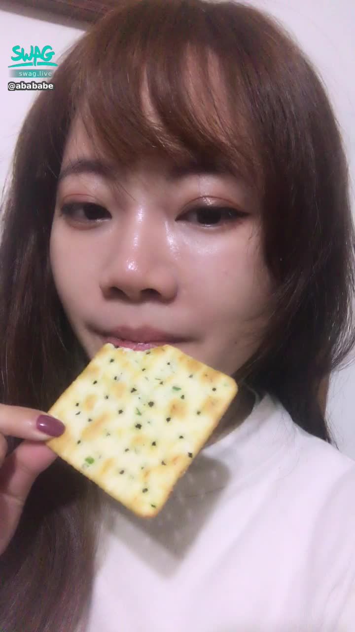 a*****e : 今天好像是尾牙？？？沒有大餐只好吃餅乾過過日子，大家今天有吃什麼大餐嗎？歡迎跟我分享唷❤️