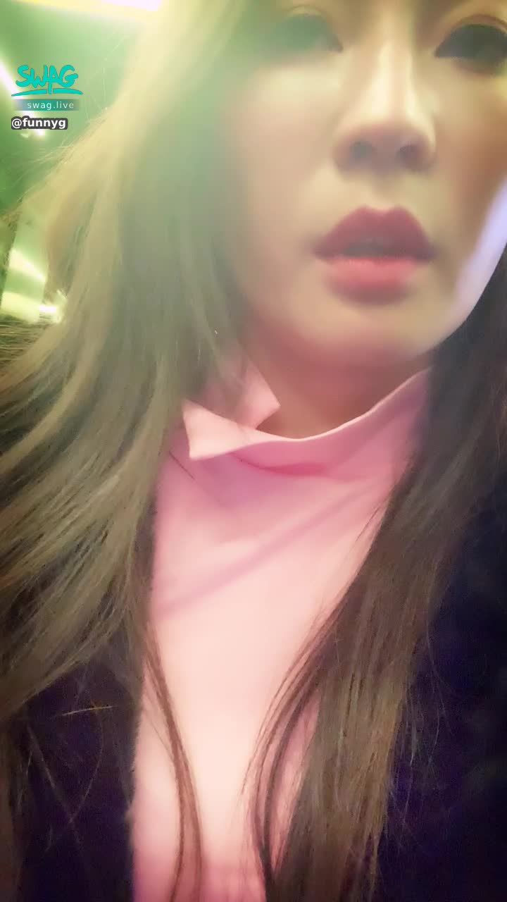 funnyg : 🏥護士與色魔👁 小玲一進入電梯間就覺得有一些不對勁︰電梯瀰漫著一種奇怪的白色的煙霧，煙霧裡攜帶著一種從未聞過的香味。