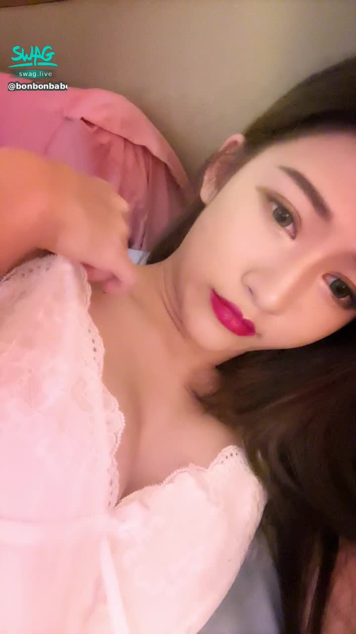 bonbonbabe : 露臉❤️肩帶慢慢滑下來 用手指感受奶頭的硬度😍今天的妝好精緻 看我很享受的表情 超爽🈲️我不信你不會硬啦😈