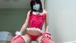 lizbaby : 本來只是耍耍小性感,手卻不安份的自摸起來了