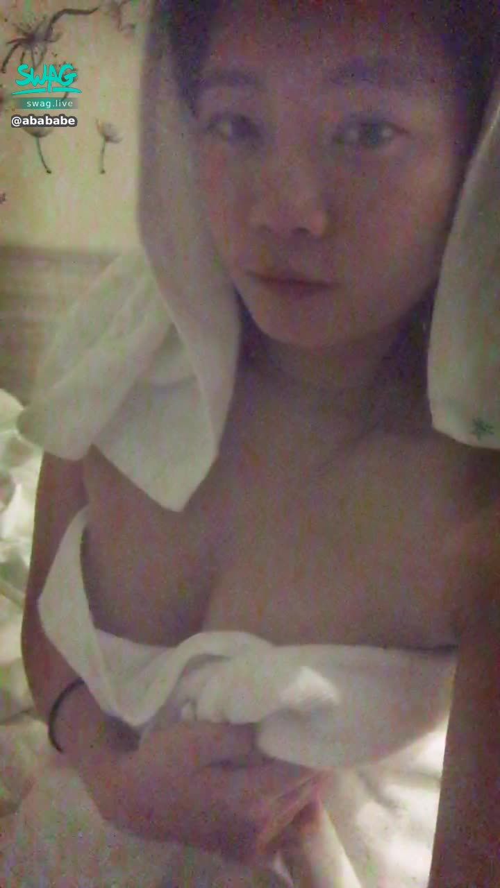 : After taking a shower, wait and get ready to blow my hair, I really want to find someone to do it for you 😗😗😗