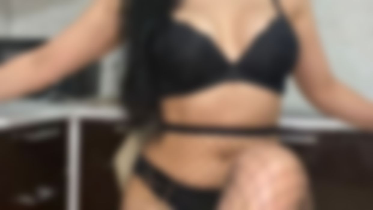  : red lips, red heels, black pantyhose’s and lingerie