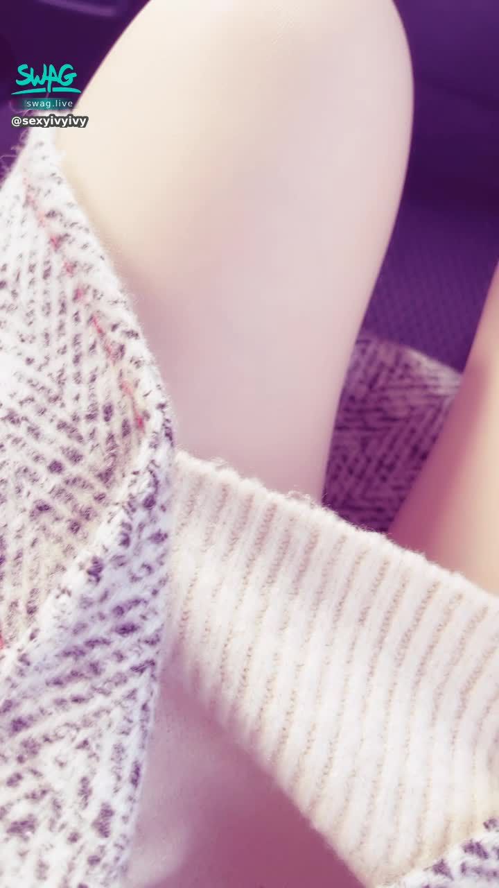 sexyivyivy : 今天出門本來沒穿外套
想說應該不會冷
還好最後我還是硬拿了一件😛😛
已經可以當棉被了
寶貝要跟我一起蓋棉被嗎💕