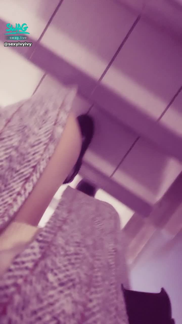 sexyivyivy : 努力的往上爬
今天上班加油囉💪🏻💪🏻💪🏻
看我衣服越穿越短😈😈😈