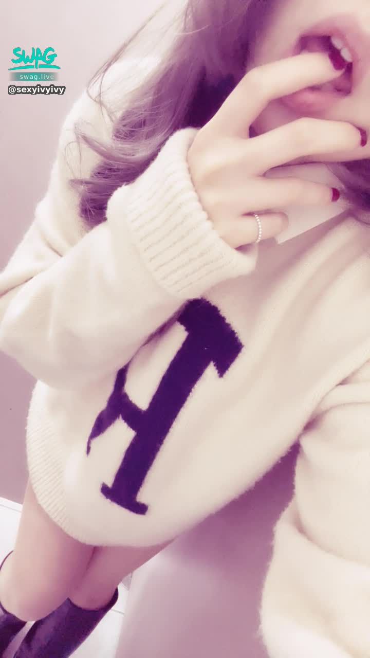 sexyivyivy : 寶貝下面是不是也很冷
需要我幫你含住
還說把棒棒放在衣服裡
給你溫暖😈😈😈