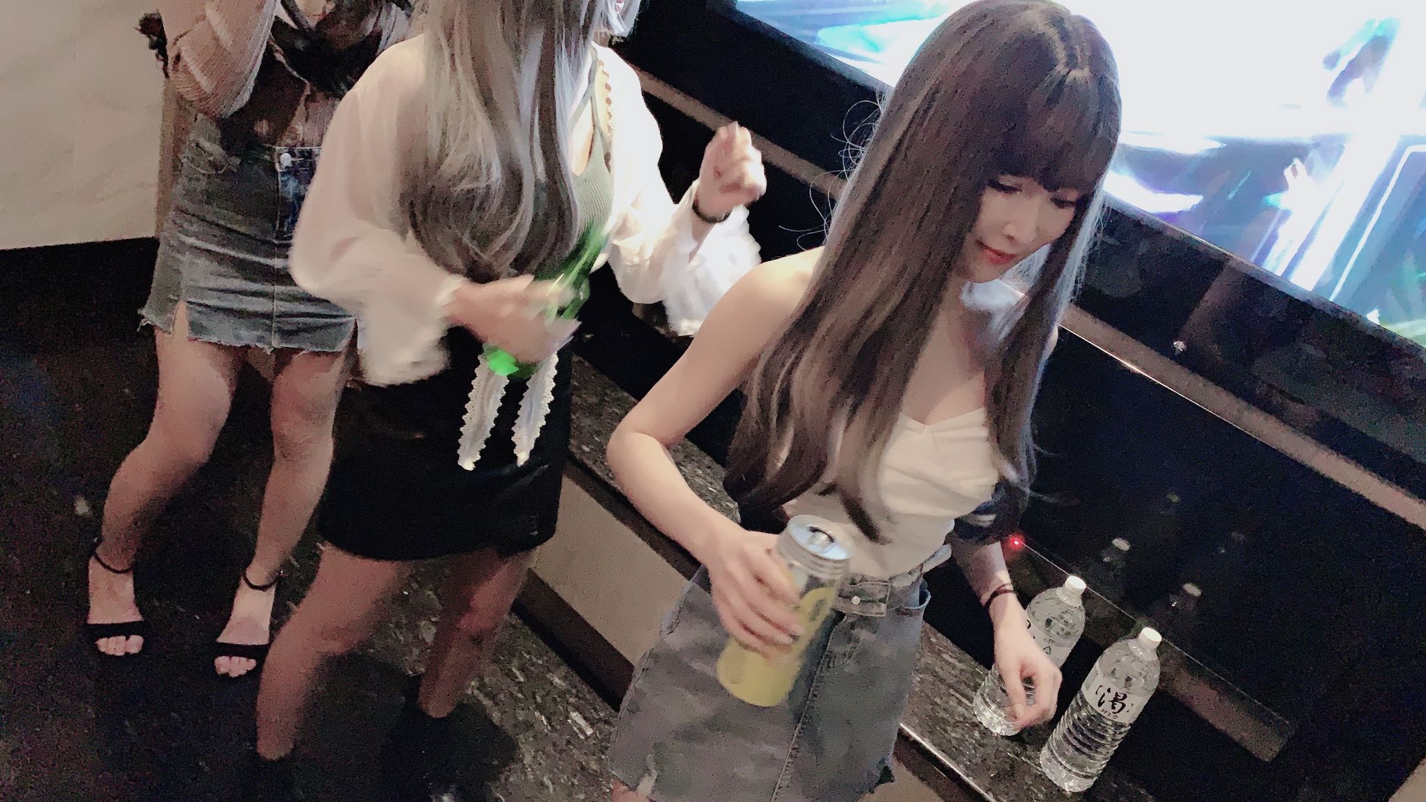 linlinbebe : 片長：16分鐘📹久違的6P粉絲回饋KTV實錄🔞抱著服務生隨時會打開門的風險玩吹牛輸的脫一件，好幾次服務生打開門都趕快拉起外套假裝沒事😅大膽KTV玩起活春宮，各自找一個地方就開幹，濃稠精液全部射進琳琳嘴裡ㄧ滴都不能浪費❗️⚠️大尺度露臉淫亂畫面只在解鎖片段⚠️想參加的同學趕快報名，喜歡影片記得按讚👍私訊琳琳會有兩部隱藏版影片喔❤️