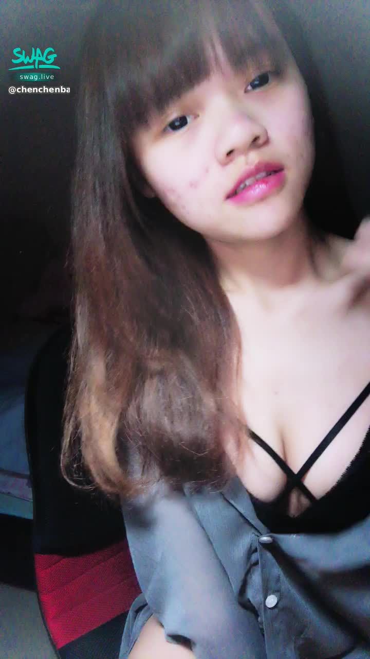 chenchenbao : 晨晨第一次露背呢☺️上面給你們看光光惹👉🏻👈🏻