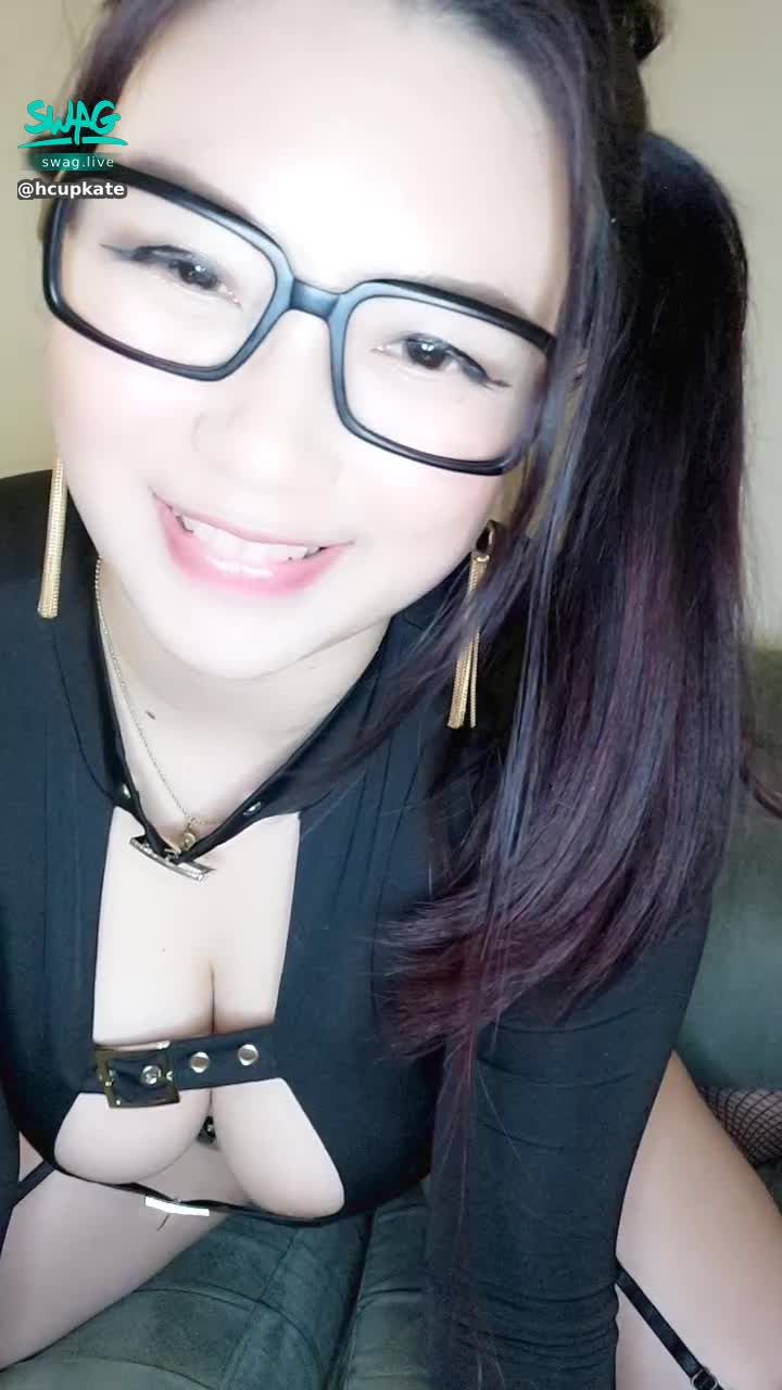 h******e : 🆙戰袍出現，想看更多記得私訊給我❤