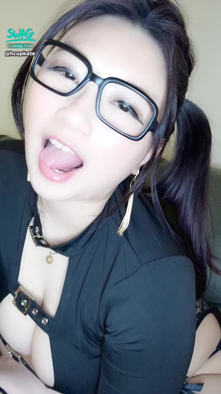 h******e : 😱舔自己的奶頭給你看看🗯🗯