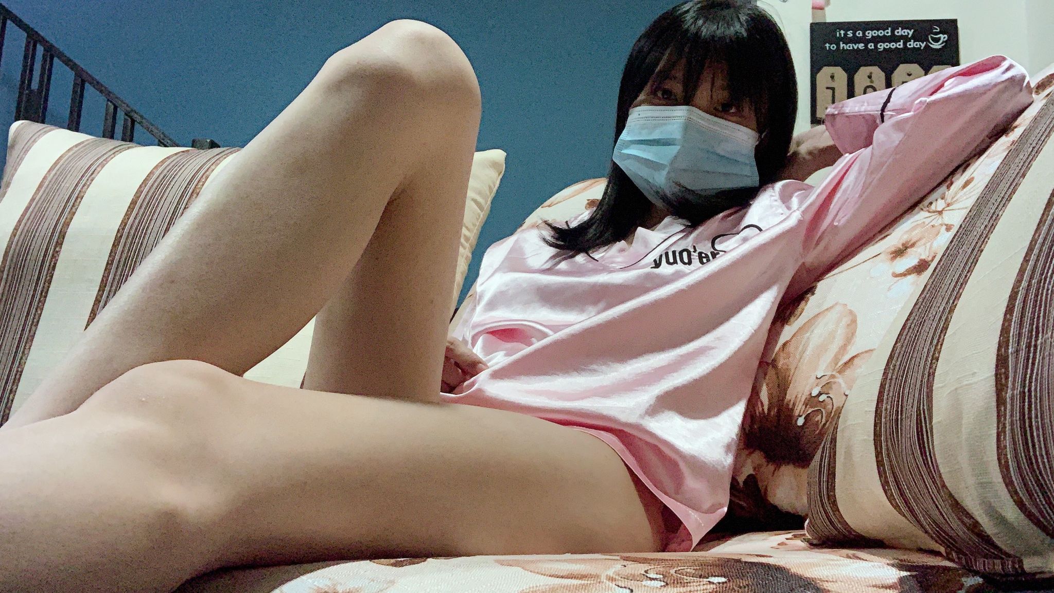 lizbaby : 想要我這樣舔你們的肉棒嗎？