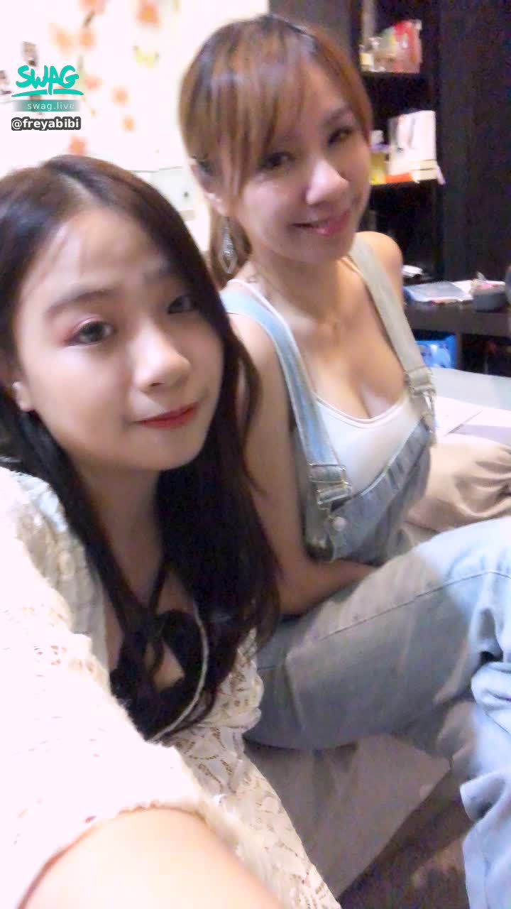 freyabibi : 這麼漂亮的美女在身邊 還不快來嗎 在直播間找尋 @lovejulia 女女直播喲