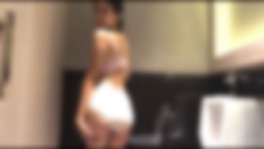 babyalicia : feel so hot during work breaks🥵