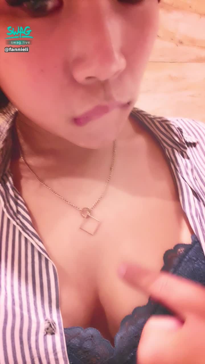 f******i : 解開扣子 拉開襯衫 想要哥哥陪我一起發騷💋