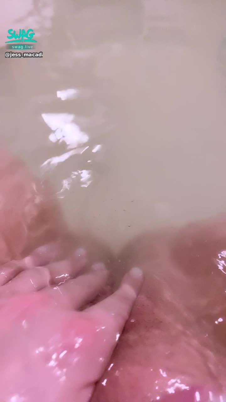 jess_macadam : Pussy under water💦💦💦