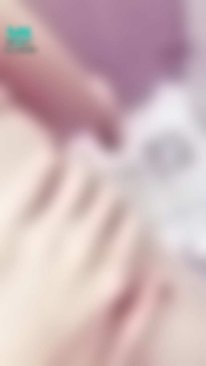 sexyivyivy : 穿上透膚絲襪
把雙腳張開
把小褲褲網側邊拉開😈😈😈
想要這樣被硬硬的肉棒進來