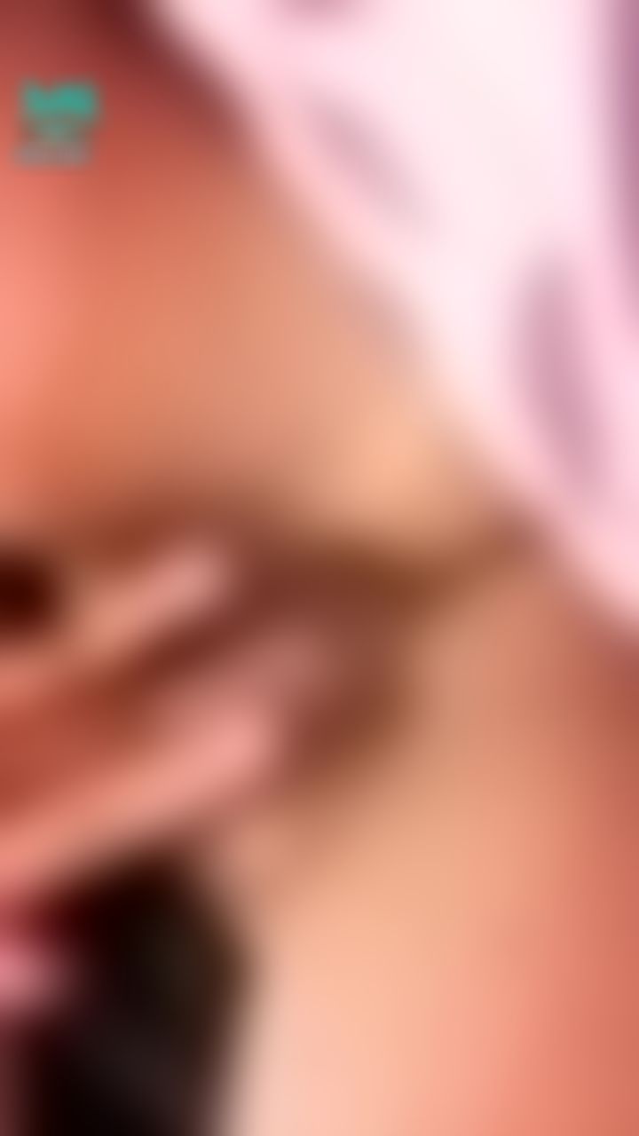  : 🌷叔叔偷看我壞壞🙈  小穴濕到大腿內側 叔叔來幫我舔舔