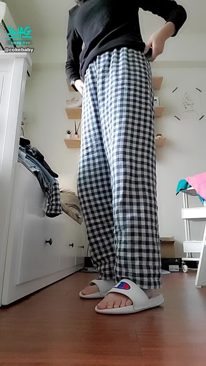 c******y : 🤫 change clothes 🤫
bare legs 😚😚
Private message can see the sexy panties version 🤭🤭