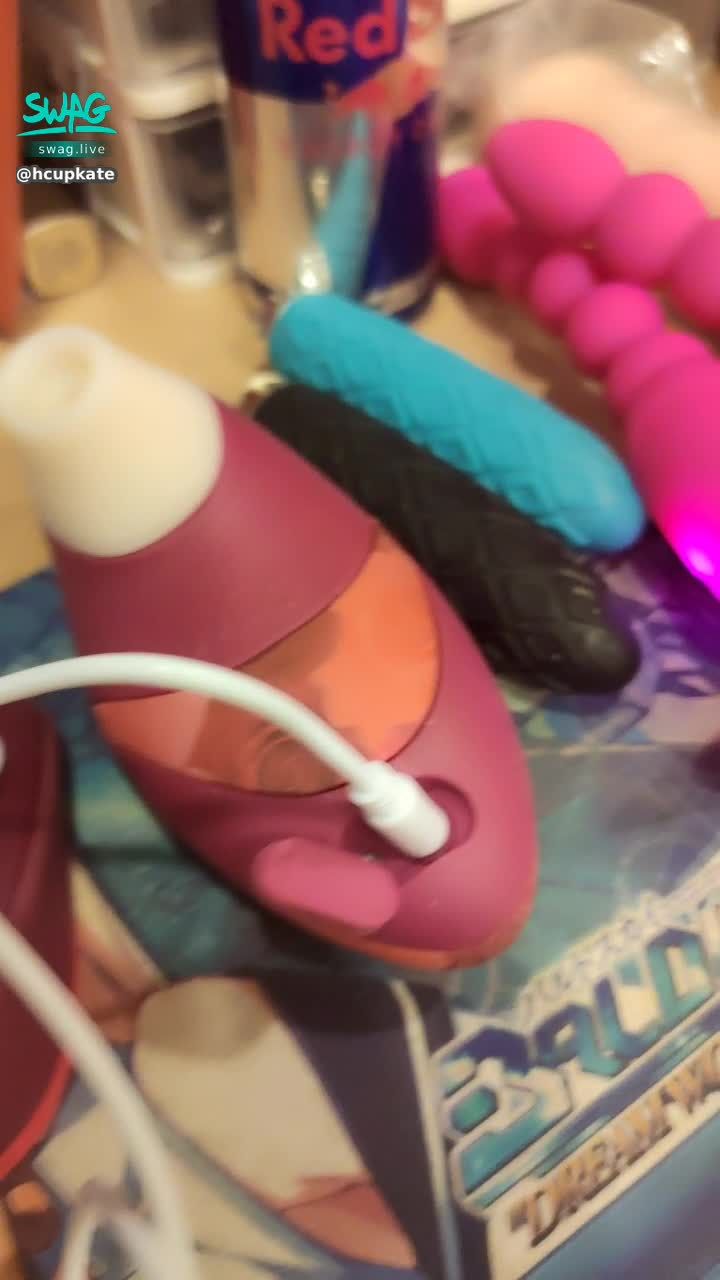 h******e : 各種充電中的小老公（姐夫？）想看我用哪一隻插入呢？最喜歡小章魚吸陰蒂了