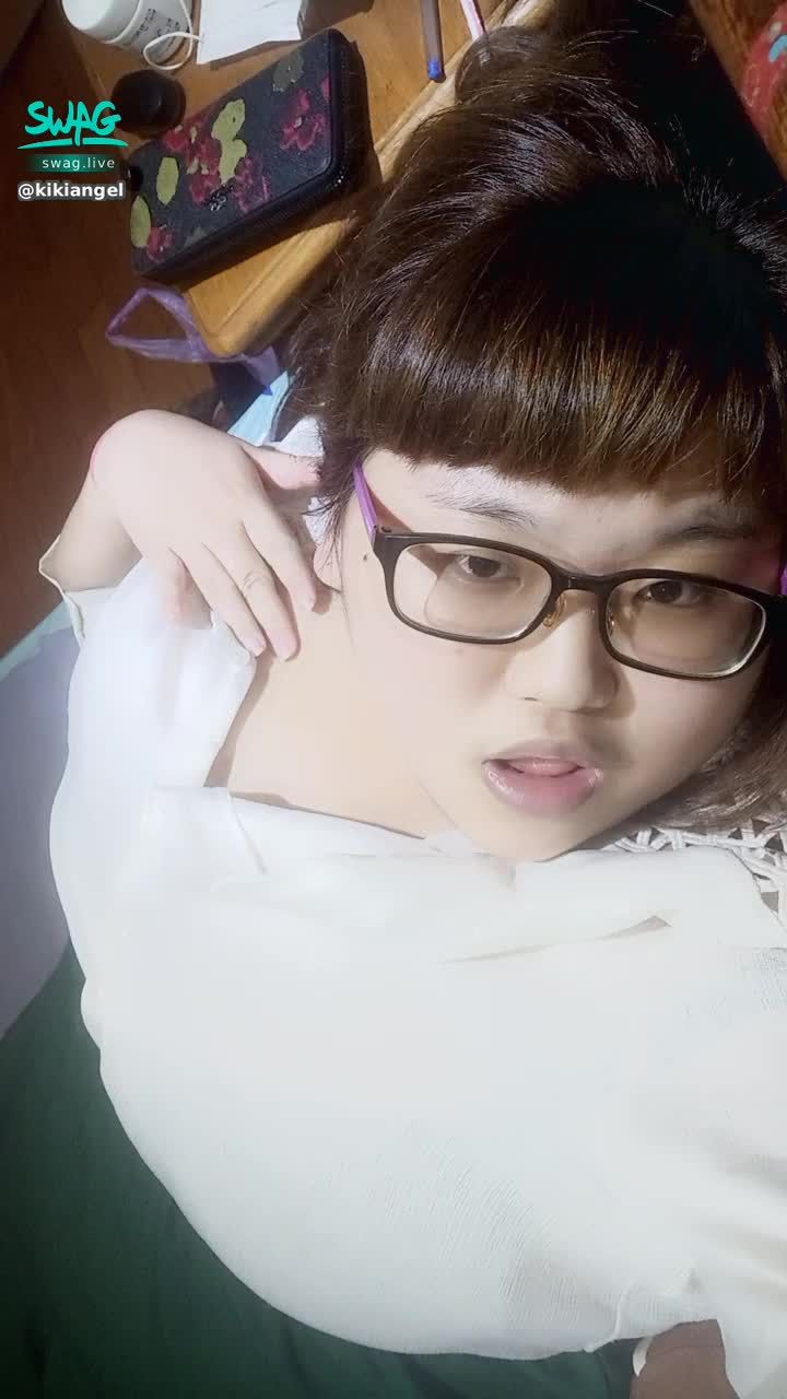 k*******l : 🎠office lady🎠玩玩北半球🌏一覽無遺的大奶奶...寶貝還不看爆嗎？🥰🥰🥰🥰
看來下次要多買一點襯衫...才能誘惑寶貝🤭🤭