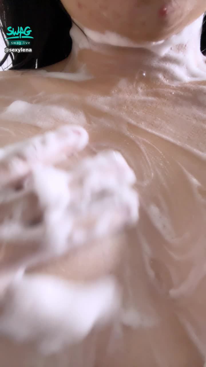 s******a : 🛀洗澡偷拍實錄🛀低鑽福利💎不看會後悔‼️全身抹上泡泡 讓寶貝躺在氣墊床上 讓Lena用肉體幫你洗個泰國浴🔥💦💦