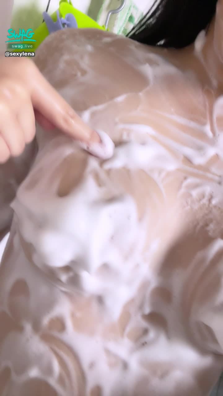 s******a : 🛀洗澡偷拍實錄🛀奶頭上好多的泡泡～有沒有寶貝要幫我舔掉呢👅用寶貝的口水滋潤我的奶頭 會變得更粉嫩喔🙈