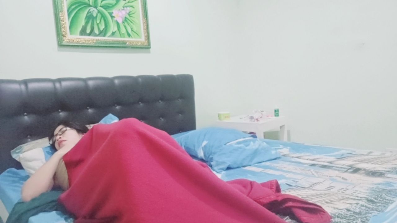 mickymochi : i sleep n feel cold make my pussy need something warm